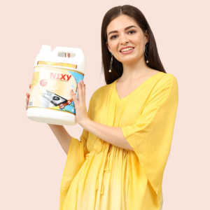 Right view of women with NIXY industrial degreaser 5L