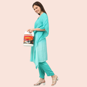 Side view of women with NIXY engine cleaner 5L