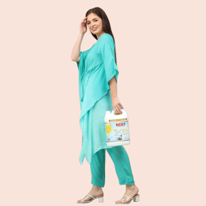 Side view of women with NIXY cleaner orange 5L